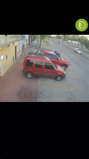 datasa on Instagram: "Un efectivo de la Policía de la Ciudad fue abordado por cuatro delincuentes que intentaron robarle la moto en Isidro Casanova, partido de La Matanza. El hecho ocurrió a las 6:01 del lunes, en la esquina de Brigadier Juan Manuel de Rosas y Pekín, cerca de las vías del exferrocarril Belgrano Sur. Durante el enfrentamiento, el policía baleó a uno de los asaltantes, que también recibió una patada cuando intentó recuperar el arma que se le había caído. El resto de la banda escap