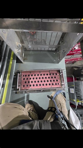 🥶 Installing cable tray 84",90° and 18" trays ending it with the flange to the gear. #electrician