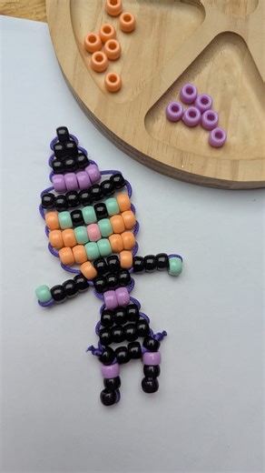 tuto halloween sorcière en perles pony 🧙‍♀️🪄 Apprends avec moi étape par étape comment faire ta sorcière en perles pony pour faire une jolie décoration d'halloween, un tuto ultra simple pour les fans d'activités manuelles #halloweendiy #perlesaddict #ponybeads #beads #activitemanuelle #perles | Manzabull'