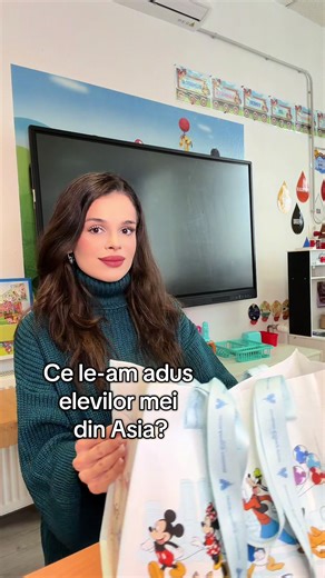 Ce le-am adus copiilor mei din Asia? (Partea a doua❤️) Hello, dragilor! După o perioadă în care am călătorit destul de mult prin Asia, am decis că e momentul să le aduc micuților mei de la grădiniță cadourile cumpărate. Sunt niște copii minunați, foarte bine crescuți de părinții lor și sunt mai mult decât onorată să le fiu “doamnă educatoare”. Pentru ei sunt “doamna”, însă eu știu că atunci când mă strigă cu “doamna”, sunt mai mult de atât pentru ei. Poate părea simplu “să fii la catedră”, dar a