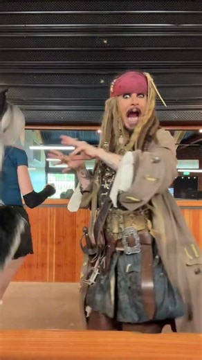 Loona and Jack Sparrow meeting each other 🕺 #cosplay #loona #jacksparrow