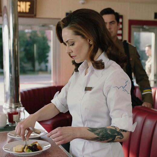 She Was Just Serving Food — Until the General Saw Her Raven Tattoo The Silver Creek Diner was a place where time moved slowly. The afternoon sunlight filtered through the windows, casting long shadows across the chrome counter. The hum of the ice machine was a constant companion, and Lisa—whose real name was Lissandra Vespera—moved with a practiced rhythm, as if the day followed her cue. She never bumped into a chair, never spilled a drop. She knew the layout of the room like the back of her han