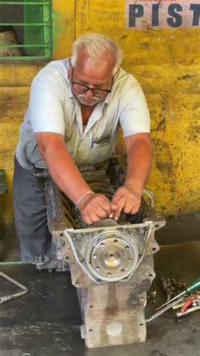 How to tighten engine bolts with torque Clarence check #shortsfeed #automobile #repair #cummins #car