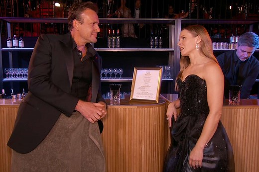 Kristen Bell, Jason Segel recreate 'Forgetting Sarah Marshall' nude scene at SAG Awards