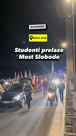 Stidenti iz Novod Pazara prelaze Most Slobode. | Zoomer