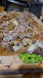 Ne ket menyr pjeket dhe keshtu servohet qingjit tek ne nje pjekje speciale 🔥🤝 Rezervoje mer shoqerin e mire dhe eja shijoje 🤝 | Restaurant Begi Natyral