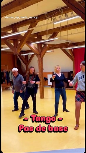 Ça vous dit de danser le Tango? ✨ Le Tango que nous dansons en salon est un voyage à travers le temps et les continents. 🇦🇷✈️🇪🇺 Né en Argentine, il a conquis l’Europe et s’est enrichi au fil des influences, donnant naissance à des styles codifiés comme le tango « international », « américain » ou « musette ». C’est cette histoire, cette technique et cette passion que nous partageons dans nos ateliers. Nous vous invitons à découvrir la posture, la connexion et l’élégance intemporelle du tango