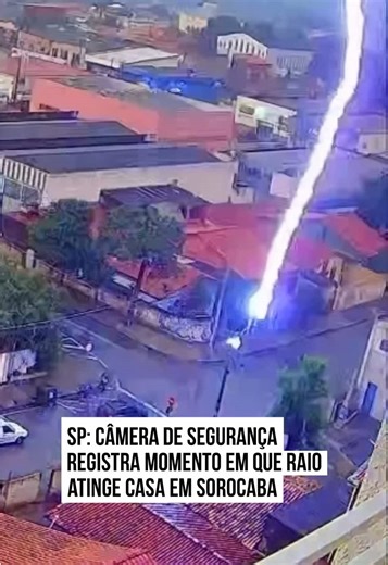 Imagens capturadas por câmera de segurança de um prédio mostram o momento impressionante em que um #raio atinge uma casa no bairro Éden, em #Sorocaba (#SP), durante o temporal na sexta-feira (6/3). De acordo com relatos, moradores e animais estavam na residência no momento da descarga elétrica. Ainda segundo testemunhas, o impacto causou danos materiais, com eletrodomésticos sendo danificados. Uma casa ao lado também foi atingida. Não há registro de feridos. #TikTokNotícias 🤳 _ferrerog (ig) | @
