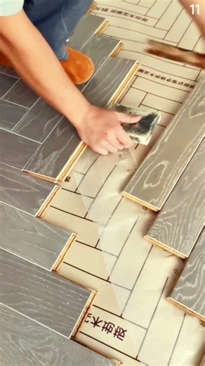 Pekerjaan profesional menyusun ubin vinyl dengan sangat rapih menggunakan alat sederhana #shorts