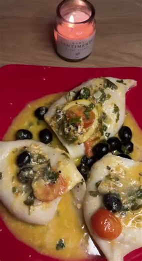 🦑 Pan-Seared Squid with Garlic, Olives, Lemon & White Wine I’m making tender pan-seared squid — a quick and flavorful seafood recipe that’s perfect for an easy dinner. First, clean the squid, rinse well, and set aside. Heat a pan and melt butter. Add 4 cloves of garlic, finely chopped parsley, cherry tomatoes cut in half, and olives. Then add lemon wedges and pour in a splash of dry white wine, letting the sauce warm up and release its aroma. Place the squid on top, season with salt and black p