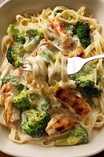 You Won't Believe How Easy This Baked Chicken Fettuccine Alfredo with Broccoli Is! #shorts #foodie