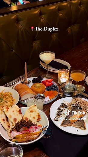 Chicago 12 restaurants you need to try 🍽️✨ From romantic date nights 💌 to birthday dinners 🥂 and girls’ nights out 💃 — save this list: • Olio e Più 🍝🍷 @olioepiu • Mastro’s Steakhouse 🥩✨ @mastrosofficial • Benihana 🔥🍣 @benihana • Union Sushi Barbeque Bar 🍱🥢 @eatatunion • Niu Japanese Fusion Lounge 🍣🌸 @niujapanesefusion • Kitchen Kocktails by Kevin Kelley 🍸🍗 @kitchenkocktailschi • Carpenter Street 🍷🕯️ • Bistronomic 🥖🍽️ @bistronomicfood • The Duplex 🎶🍹 @theduplexchicago • Vela