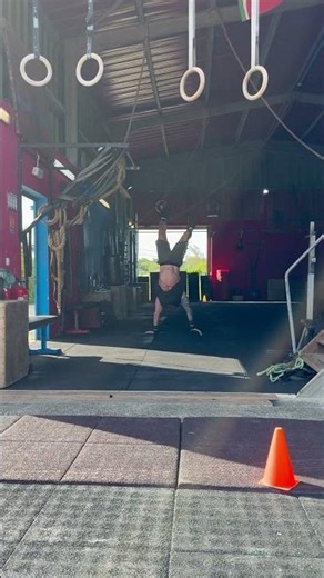 Training handstand walk #crossfit #motivation #sports