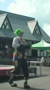 Juggling by a clown. Juggling five balls.