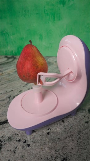 Peeling a pear cleanly and carefully