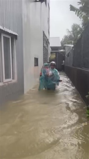 🌧️🌊🚨 Nước ngập mênh mông, lực lượng PCCC và CNCH phối hợp Công an phường Vỹ Dạ, TP Huế đưa người già, trẻ em đến nơi an toàn. | Thông tin Chính phủ