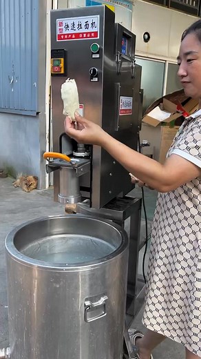 Multi-purpose, automatic ramen machine for ramen restaurants, school cafeterias, and yam noodle shops. Perfect for chewy noodles. | Noodle Machine