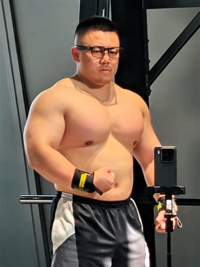 beefymuscle.com👍 Bulking! beefymuscle.com admires beefy massive bulky #muscle #musclehunk #musclebear #bodybuilder #powerlifter lifter beefymuscle musclechub pecs biceps workout fitness gym bodybuilding motivation 肉壮 肌肉 壮熊 健身