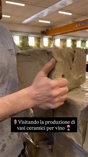 Tava, con il suo blend di argille e le cotture ad alta temperatura, ha permesso al mondo del vino di fermentare e affinare in contenitori dove evolve senza cessioni di aromi 🍇🍷 #vino #wine | Italian_wines