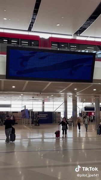 Currently the only one in the world, this is Delta’s Parallel Reality experience at the Detroit Metro Airport! #Delta #ParallelReality #Aviation #Airport #Detroit #Pilot #fyp