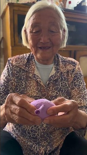 Grandma makes crispy rice balls. Kids make them too—it's fun! #Grandma #RuralLife #AmazingLifestyle