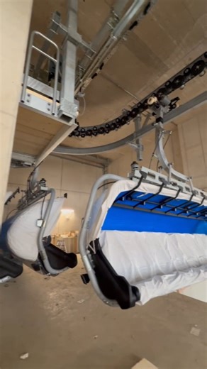 Ladies and gentlemen please fasten your seatbelts, we are ready to take off! 🛫 Naja, noch nicht ganz. Aber der Kreuzwankl hat in den letzten Tagen seine Sessel bekommen. 🤩⛷️ #garmischclassic #kreuzwankl #berge #gapa #bayern #alps #ski #skigebiet #skilift #sessel #sessellift #baustelle #news #bts #einblicke #hinterdenkulissen #hausberg #mountains #update #comingsoon #countdown | Zugspitze