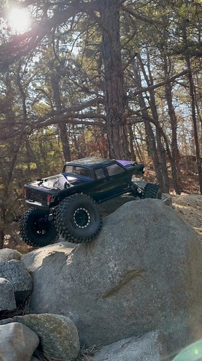 Scx10 pro cruising over one of my favorite obstacles at the local spot 👌🏻 . We’re on YouTube! Link is in the bio 👍🏻 . 💰⬇️ Discounts ⬇️💰 @littleguyracingparts 10% off code CAPE10 @mofo_rc 5% off code cape5 @rcawd_official 5% off code Capecrawlers @injora_rc 5% off code Capecrawlers05 @fmsmodel2007 $10 off accessories code Capecrawlers @adaptiv3_designs 10% off code Cape10 @flubrc 10% off code Flub10CC @cowrcperformance 10% off CAPECRAWLERS @mazz_designs_ 10% off code CC10 . . #scx10pro #scx