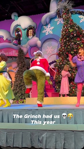 Theresa Krug on Instagram: "“HOTTOGO all these gifts gotta go”👀💀 Grinchmas Universal Islands of adventure Orlando, FL 📍 #grinchmas #grinchmasorlando #grinchmasuniversalstudios #grinchmasuniversal #thegrinch @universalorlando"