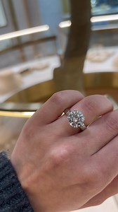 Vi lever af høj kvalitet 💎 Hvad end det er i vores ringe, sten eller i vores rådgivning. Læs hvad en af vores kunder siger om sin oplevelse her 🗯️ "Besøgte butikken komplet uvidende om forskellige typer forlovelsesringe og diamanter. Fik en grundig gennemgang af de forskellige ringtyper, diamanter og vi kunne i fællesskab finde det helt rigtige valg til min forlovede. Fantastisk service og utroligt smukt udvalg." | Hartmanns