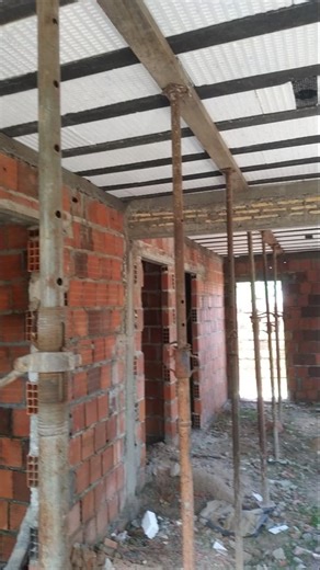 Struts dividing the weight of the slab.