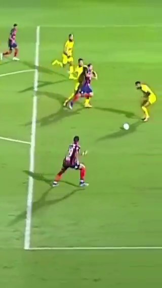 O Bahia é muito cordeirinho. Os caras foram pedir o VAR numa educação da porra.Fico imaginando se esse lance tivesse sido pro Palmeiras. Os caras iam carregar o juiz até o VAR.Até quando seguiremos assim?