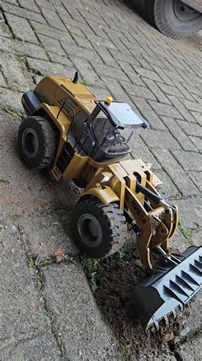 RC Big Bulldozer Huina Repairs Holes in the Garden #rcconstruction #rcbulldozer #automobile #shorts
