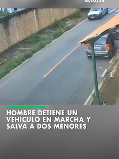 Un hombre logró detener un vehículo en movimiento y así salvar a dos menores que estaban en el interior del motorizado. Se trata de Ramón Miranda, un peluquero que vio cómo el vehículo se deslizaba cuesta abajo sin conductor y escuchó el grito desesperado de la madre, por lo que actuó rápidamente para evitar una tr4gedi4. 📌Manténgase informado en www.eldeber.com.bo #ElDeber #Información #Brasil #Internacional #Noticia 📹RRSS