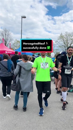 Run Big Distances - Move Big Things!🏃🏼💚 Wir sind stolz auf unsere Leistung beim Herzogstadtlauf und finden: das gehört gefeiert! 🎉 Probs an alle, die in Straubing mitgelaufen sind 🥇 Seid ihr auch schon einmal einen Marathon gelaufen? #team #teamspirit #sport #marathon #herzogstadtlauf #straubing #movebigthings #sennebogen