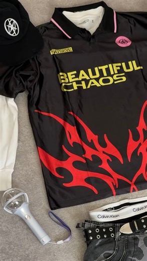 𝖂𝖎𝖑𝖑 on Instagram: "Unboxing the KATSEYE Polo Jersey and Keychain from the Beautiful Chaos merch drop and how I’d style them! @katseyeworld @geffenrecords #katseye #katseye_beautifulchaos #beautifulchaos #unboxing #kpopaesthetics kpop concert outfit ideas"