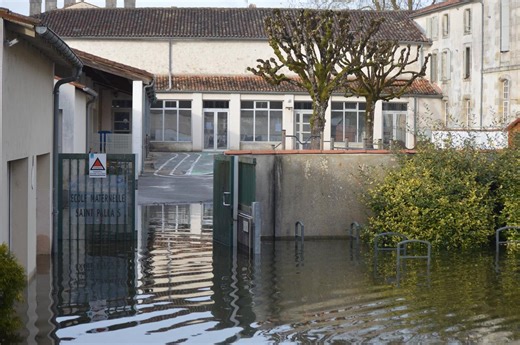 Inondations en Charente-Maritime : à Saintes, un lundi au soleil, les pieds dans l’eau pour quelque temps encore