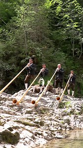 Das Kleinwalsertal steht wieder unter dem Zeichen des Alphorns. Zahlreiche kleine Konzerte, Kurse, Workshops und als krönenden Abschluss das atemberaubende Alphornfestival, finden im Zeitraum vom 07. - 11. September 2022 im Kleinwalsertal statt. Bist du dieses Jahr mit dabei? | Kleinwalsertal