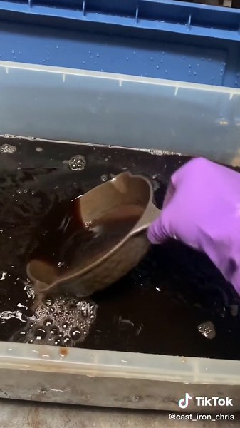 Cast Iron Skillet Restoration Tutorial: Lye Bath Cleaning & Seasoning