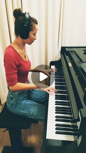 Cili Marsall on Instagram: "One of my first Boogie tunes I learned years ago Hope you like it😊 . . . . . . . . —————————————— #boogiewoogie #boogiewoogiepiano #jazzmusic #musicreels #musicvideos #pianistsofinstagram"