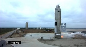 Se stanotte ve lo siete persi, non temete: eccovi il video che ha fatto la storia, perché #Starship SN15 è atterrata alla PERFEZIONE sul landing pad di Boca Chica, Texas (presto Star Base)! Dopo i voli quasi perfetti di SN8 e SN10 e le cocenti delusioni di SN9 e SN11, finalmente abbiamo una Starship integra, sulle sue gambe, dopo aver volato a oltre 10 km e dimostrato la manovra di atterraggio più ambiziosa mai concepita! Il tutto proprio nel 60° anniversario del primo volo di uno statunitense n