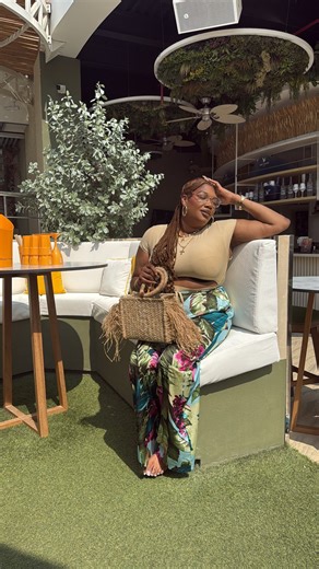 Taylor La’Shay Mitchell 🫧 on Instagram: "Every single time 🥂 Thank you @readyhubb for showing me the world! ✨🥂🫶🏾 Yall ready to see my day at the beach club?! 👀😂"