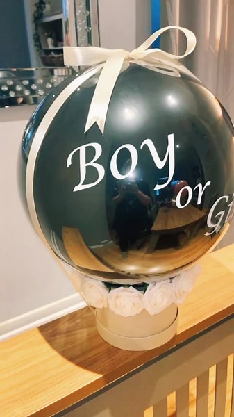The no mess gender reveal balloon, is the perfect way to announce the gender of your newest arrival! Each balloon is handmade and fully customisable to suit all decors and themes! After the big reveals these balloons make a perfect photo prop and party centre piece due to their slow deflate- this one is still up 24 hours following pop! #gendereveal #genderrevealparty #gendereevealballoon #babyshower #babyboy #babygirl #balloons #balloonartist #balloonstylist #kent #kentballoons #kentballoonist #