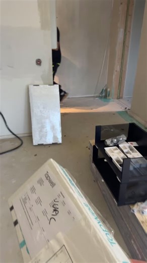 Her er gutta i fullgang, og badet er snart klart! 🥂👌👌#våtrom #design #bad #rehabilitering #fliser #vann #rehabilitering #håndtverk | Romerike Bad A/S