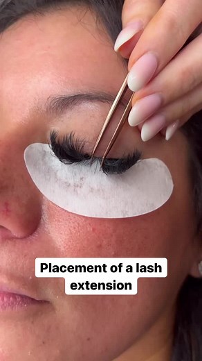 Up close view of a placement of a lash extension🫶🏼 #ShowOffLandOFrost #upcloseandpersonal #upcloselashes #lashvideosfun #eyepads #lashtweezer #lashgluepen #lashadhesive #lasheducation #lasheducator #onlinecourses