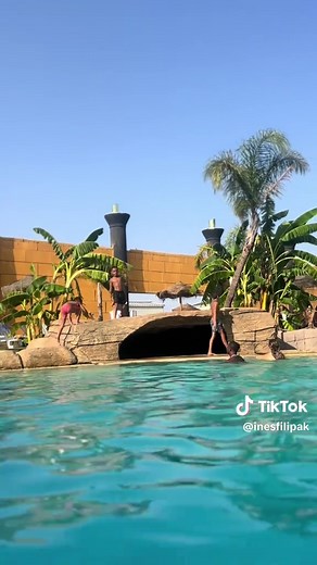 Já conheces a Ilha dos Piratas no Montijo? 🏴‍☠️💦 #IlhaDosPiratas #QuintaDasRiscas #PiscinasPortugal #PiscinasMontijo #Verão2025 #VerãoEmPortugal #DiversãoEmFamília #Piscina #AventuraEmFamília #PortugalComCrianças #Montijo #OQueFazerEmPortugal #FériasDeVerão #DestinosPortugal #piscinasnaturais