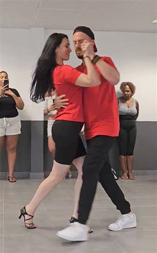 Guins & Camila @Kiz Your Life Festival 2023 🎵Omah Lay - Lo lo 🕺💃https://www.instagram.com/guins_camila/ 🕺https://www.instagram.com/guins.kizomba/ 💃https://www.instagram.com/camila.molinaro/ 🎵https://www.instagram.com/omah_lay/ 🎈https://www.instagram.com/kizyourlife/ | Kizomba Demos