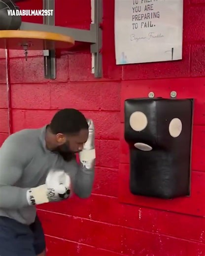 Jaron Boot Ennis throwing right hooks! #Boxingtraining