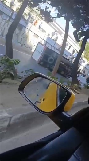 Conductor perdió el control del volante y se volcó en Medellín Prensapaisa.com Durante la tarde de este lunes, 29 de diciembre, el conductor de un vehículo de carga perdió el control del volante y terminó volcado en el Deprimido de la avenida Oriental, en sentido sur–norte, en Medellín. El accidente provocó congestión vehicular en este importante corredor vial, por lo que las autoridades de tránsito hicieron presencia en el lugar para atender la emergencia, regular la movilidad y coordinar la re