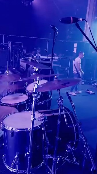 High Vis' Energizing Cover of 'Morning Glory'