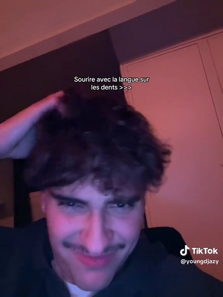 Sourire avec la langue sur les dents : Astuces amusantes